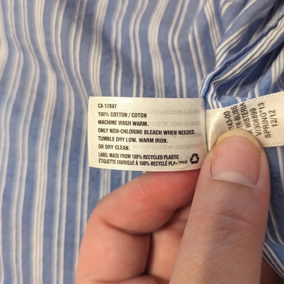 EUC Gap blue pinstripe button down shirt - Picture 4 of 8